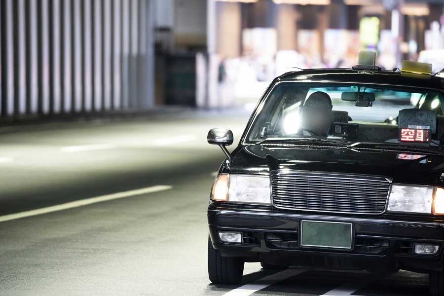 街中を行くタクシーのイメージ（画像：写真AC）