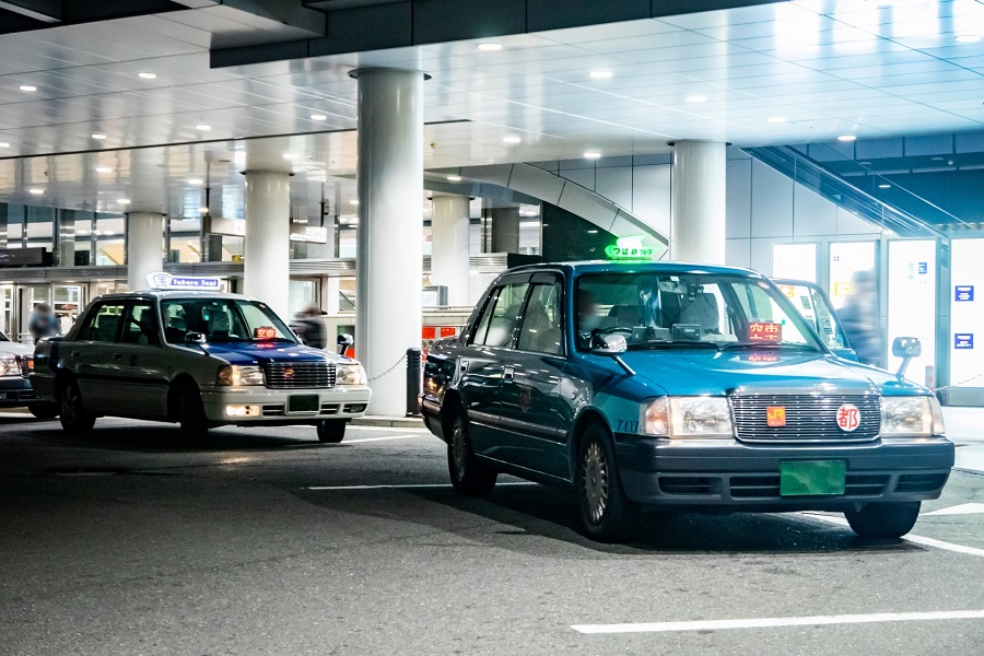 街中を行くタクシーのイメージ（画像：写真AC）