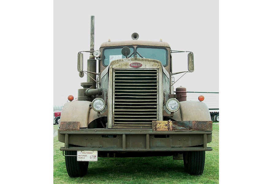 『激突！』に登場した、1960年型ピータービルト351。ドライブレコーダーが当時あれば、後方から迫っている様子はこの様に映像記録されたのではと推測できる大きなフロントグリル。恐怖感を覚えるカットだ（画像：矢吹明紀）