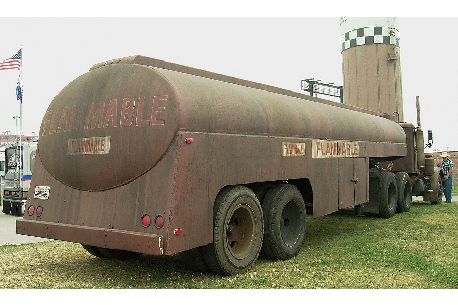 タンクトレーラー後方には「FAMMABLE（危険物）」と描かれている。これはタンクの内容物が可燃性もしくは引火性物質であることを意味しているのだが、作中では運転手がキレやすいという二重の意味があった（画像：矢吹明紀）