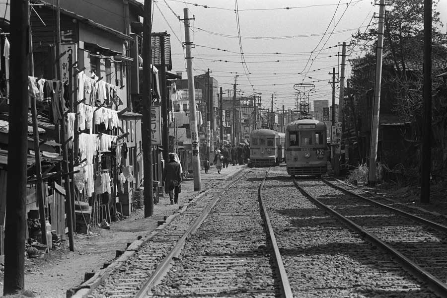 都電荒川線の早稲田駅付近。新宿区西早稲田。1965年04月撮影（画像：時事）