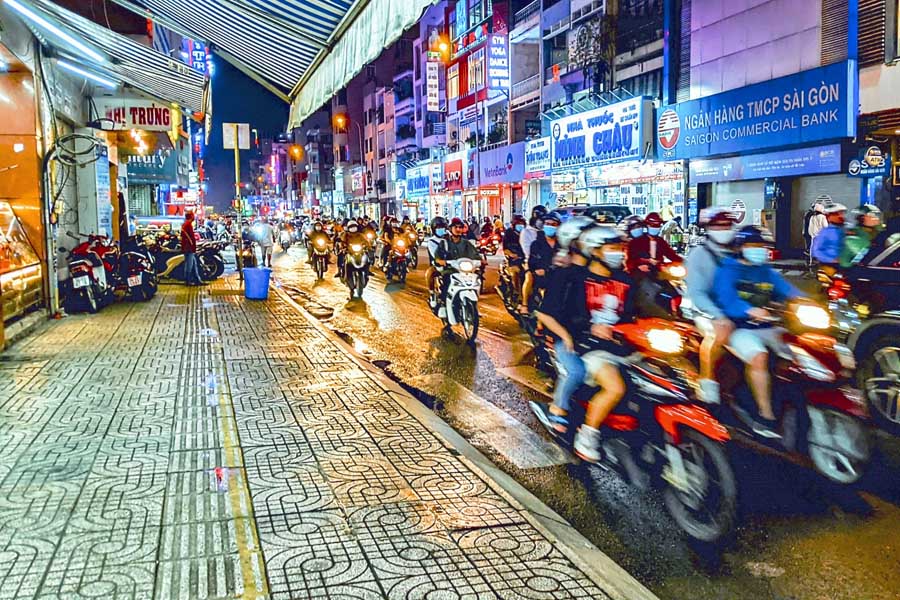 大勢のバイクが通るベトナムの町（画像：写真AC）