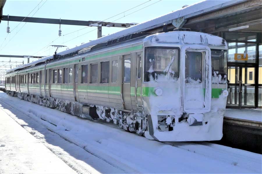 転換クロスシート時代の嚆矢となったJR北海道721系（画像：岸田法眼）