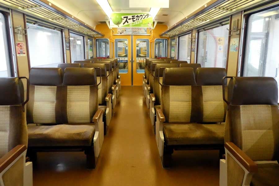 JR北海道721系オール転換クロスシート車の車内（画像：岸田法眼）