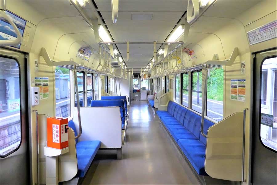 JR東日本E127系100番台の車内（画像：岸田法眼）