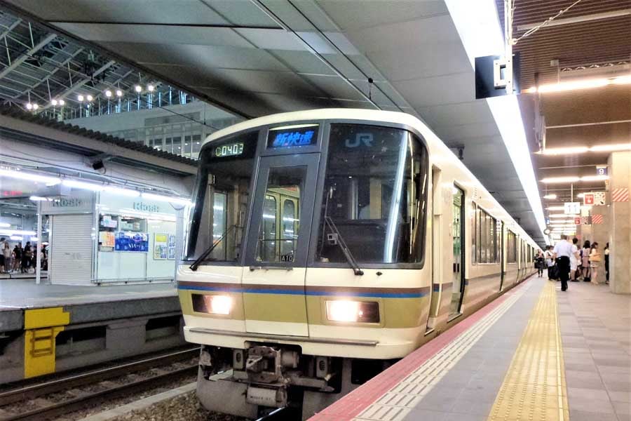 JR西日本初期のイメージアップに大きく貢献した221系（画像：岸田法眼）