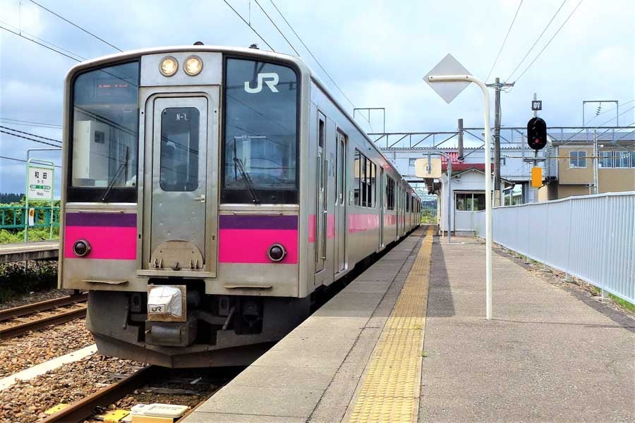 JR東日本701系の一部にはセミクロスシート車が存在する〔写真はロングシート車（画像：岸田法眼）