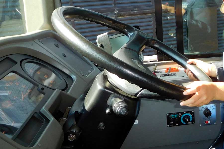 バスの運転席（画像：写真AC）