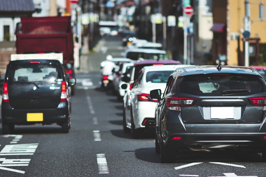 さまざまな車両が行き交う公道のイメージ（画像：写真AC）