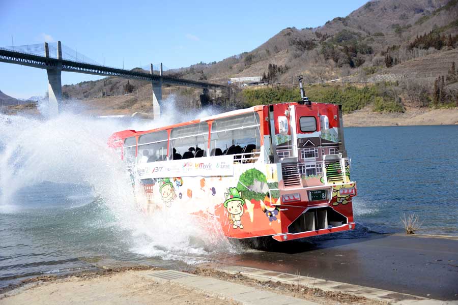 水陸両用船「八ッ場にゃがてん号」の入水シーン(画像:日本財団、埼玉工業大学)