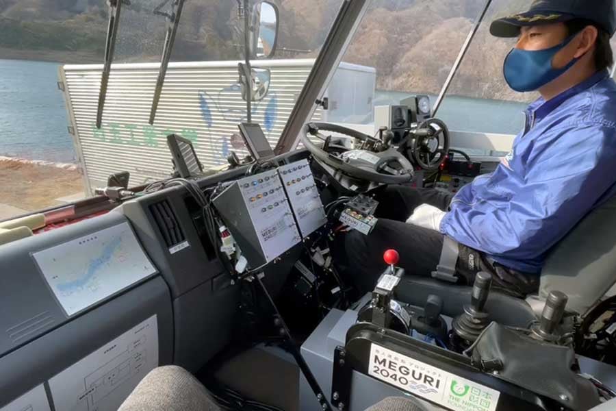 水陸両用船「八ッ場にゃがてん号」の運転席(画像:日本財団、埼玉工業大学)