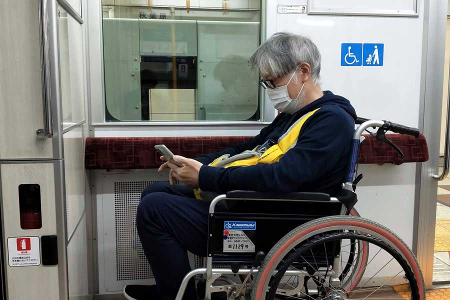 車いすに乗った「筆者」（画像：増田剛己）