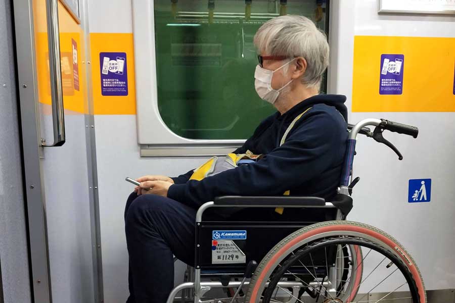 車いすに乗った「筆者」（画像：増田剛己）