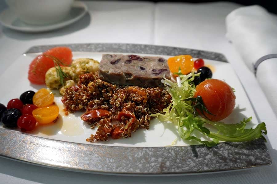 ビジネスクラスの機内食イメージ（画像：写真AC）