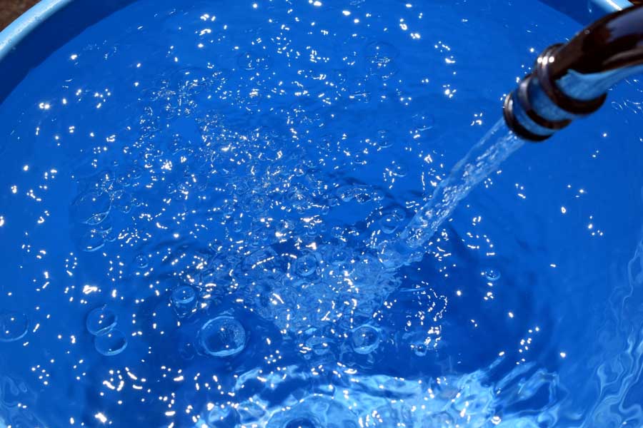 水のはったバケツ（画像：写真AC）