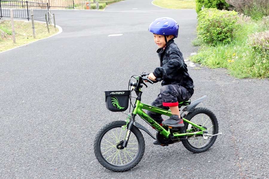 自転車に乗る子ども（画像：写真AC）