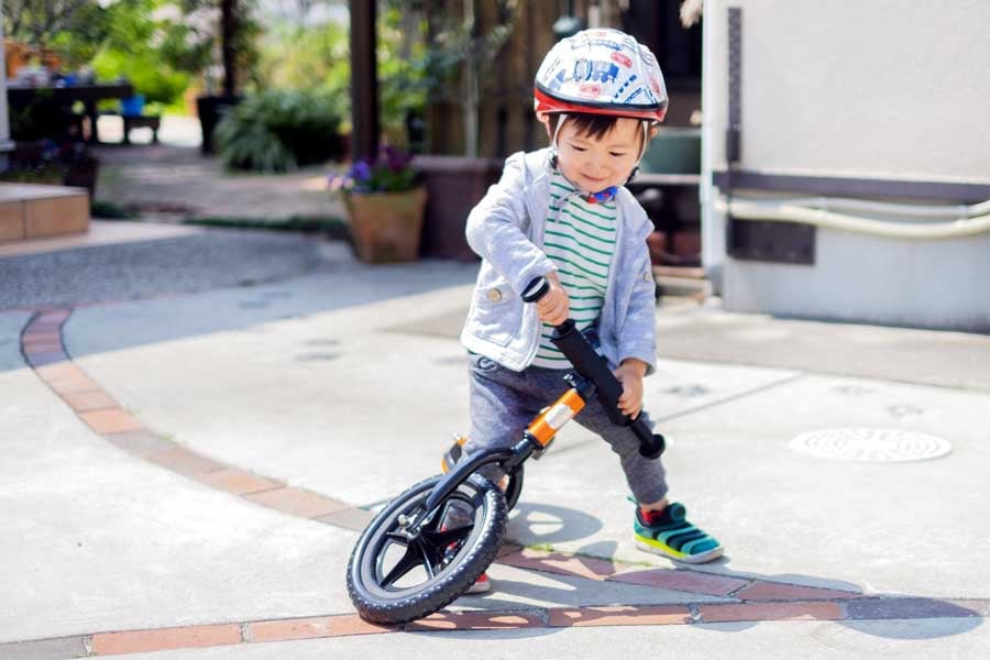 自転車に乗る子ども（画像：写真AC）