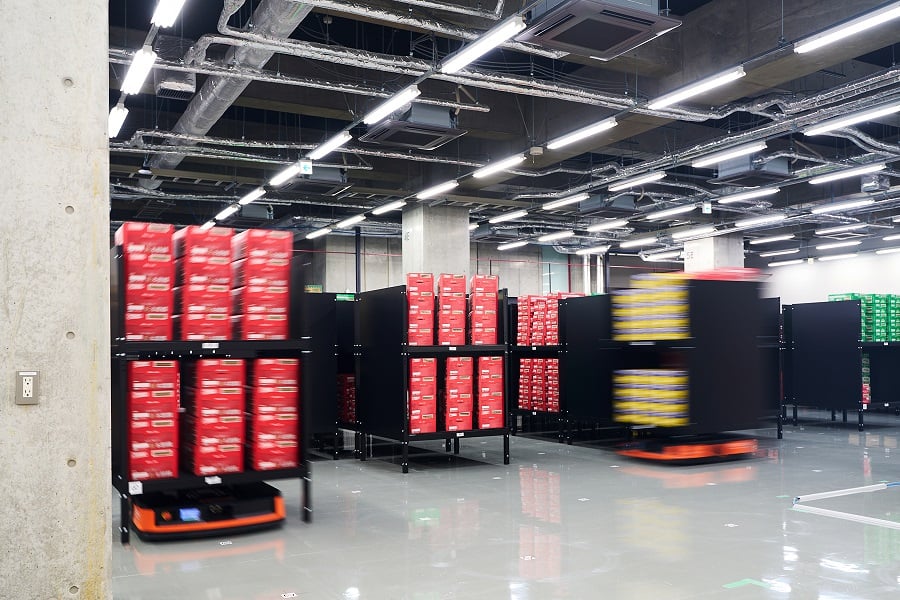 ロボットによる棚搬送（画像：レッドホースコーポレーション）
