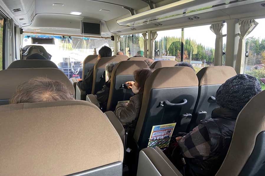 乗車体験会参加者でほぼ満員のバス車内（画像：野村実）