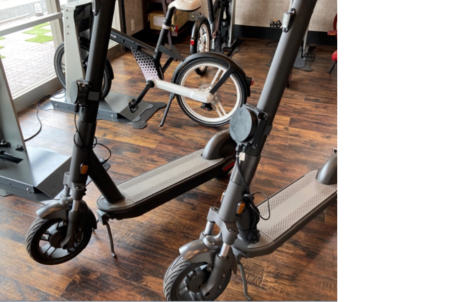 自動充電できるワイヤレス充電スタンド（画像：ビー・アンド・プラス）