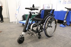 普通の車椅子が「電動」に早変わり！ 展示会で見つけたビックリ乗り物、最新技術に迫る