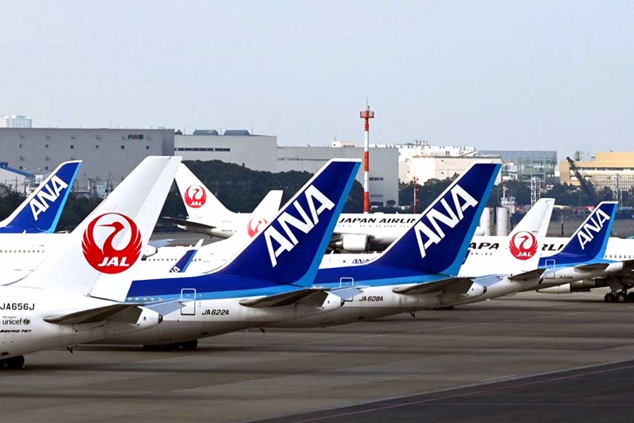 羽田空港に並ぶANAとJALの機体（画像：シカマアキ）