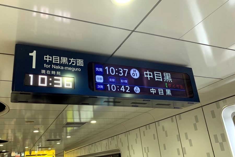 東京メトロの時計と行先案内表示器が一体化したタイプは、2010年代より現行のタイプに更新された（画像：東京地下鉄）
