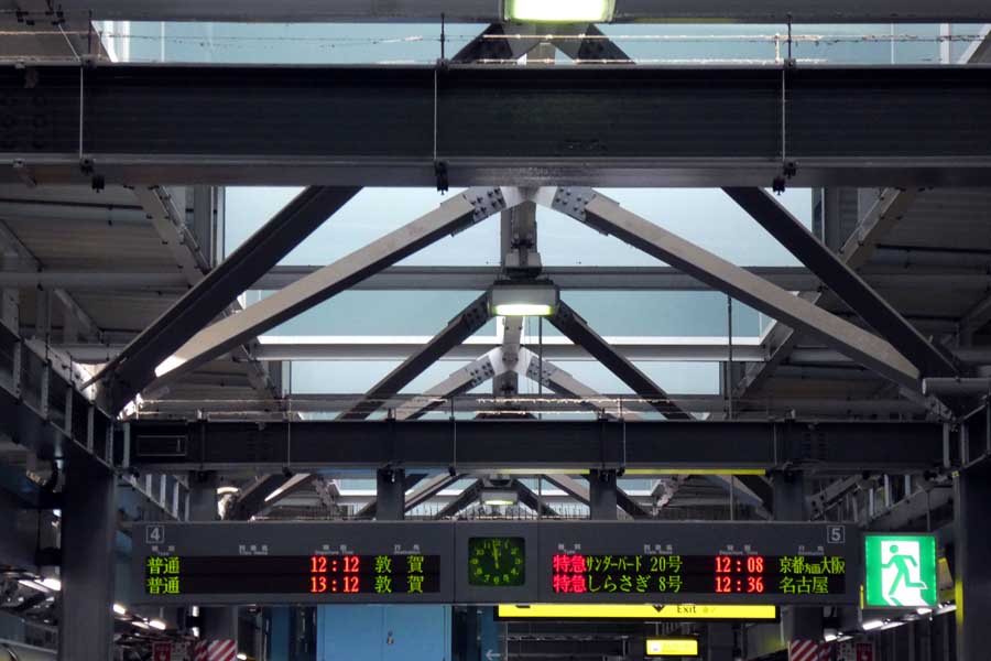 JR西日本北陸本線福井駅ホームの時計つき行先案内表示器（画像：岸田法眼）