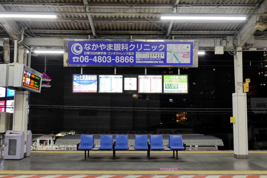 阪神電気鉄道本線野田駅ホーム。時計と時刻表などが一体化されている（画像：岸田法眼）