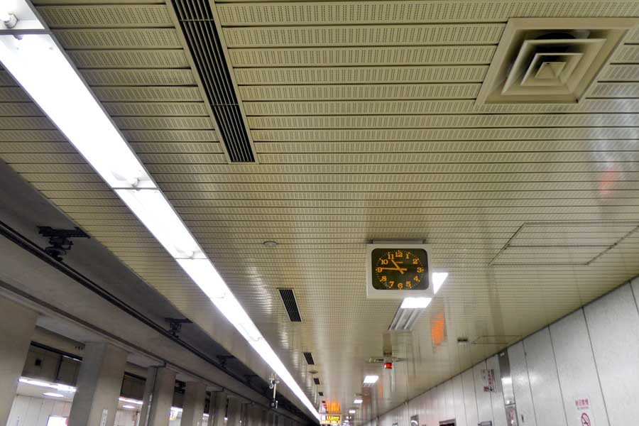 京都市営地下鉄烏丸線烏丸御池駅ホームの時計（画像：岸田法眼）
