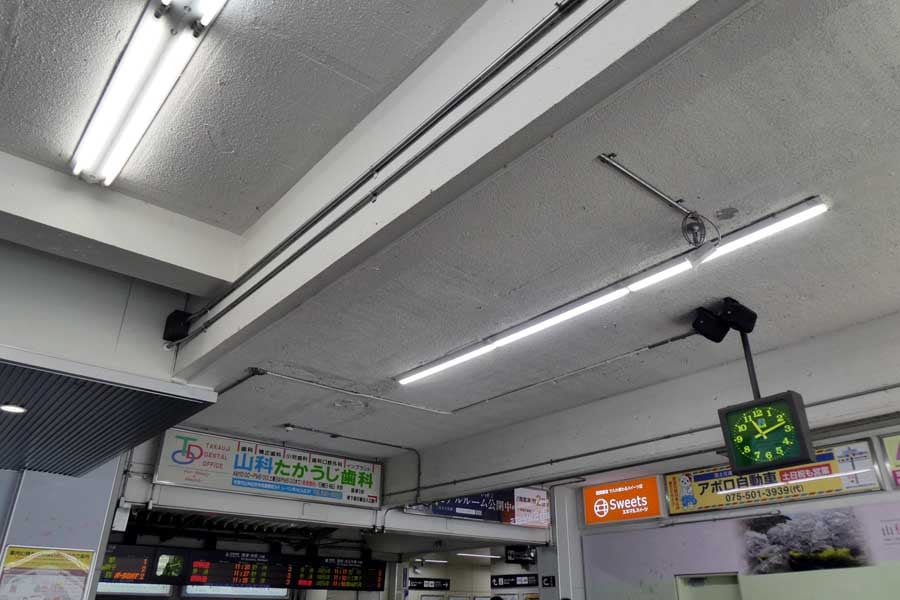 JR西日本東海道本線・湖西線山科駅コンコースの時計は、改札付近と行先案内表示板の2か所（画像：岸田法眼）