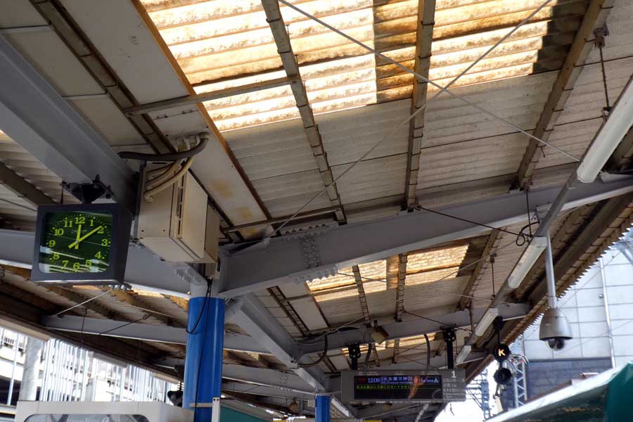 京阪電気鉄道石山坂本線・京津線びわこ浜大津駅ホームの時計（画像：岸田法眼）