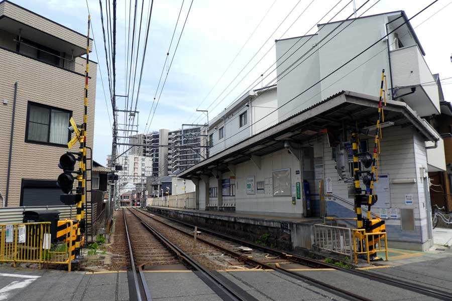 無人駅は基本的に時計がない。写真は京阪電気鉄道京津線上栄町駅（画像：岸田法眼）