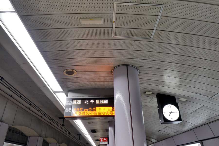 Osaka Metro堺筋線南森町駅ホーム。時計と行先案内表示器は別々（画像：岸田法眼）