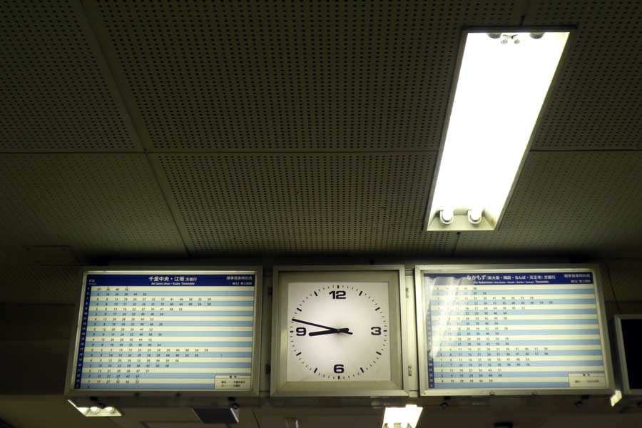 Osaka Metro御堂筋線東三国駅コンコース。時計と時刻表が一体化されている（画像：岸田法眼）