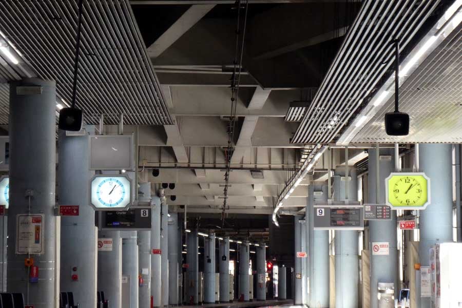 近畿日本鉄道大阪線大阪上本町駅ホームの時計（画像：岸田法眼）