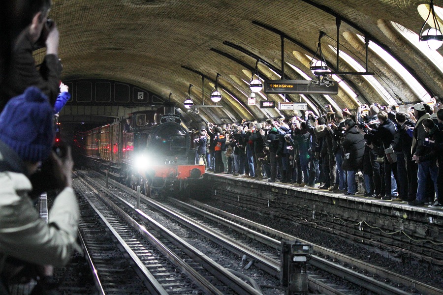 ロンドン地下鉄でのイベントの様子。開業150周年記念で地下鉄に蒸気機関車が走行したときは、立錐の余地がないほどのファンが集まった（画像：橋爪智之）