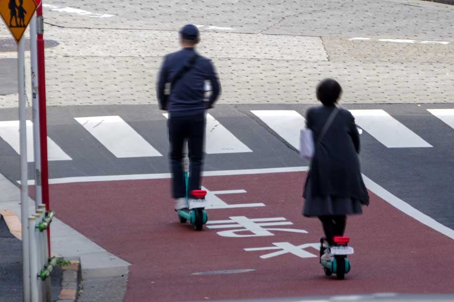 街中を走る電動キックボード（画像：写真AC）