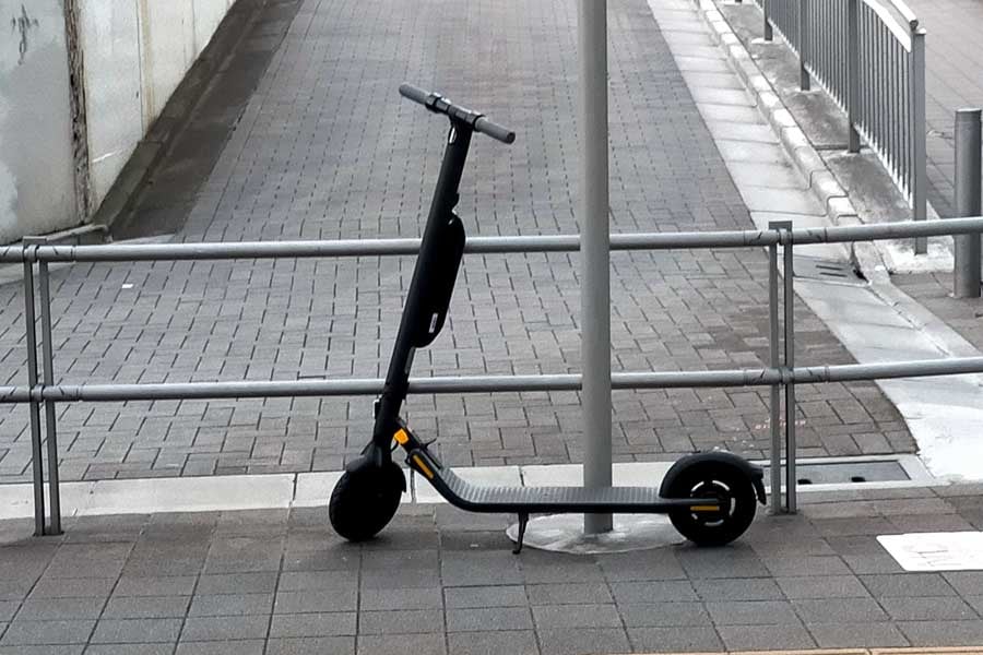 街中を走る電動キックボード（画像：写真AC）