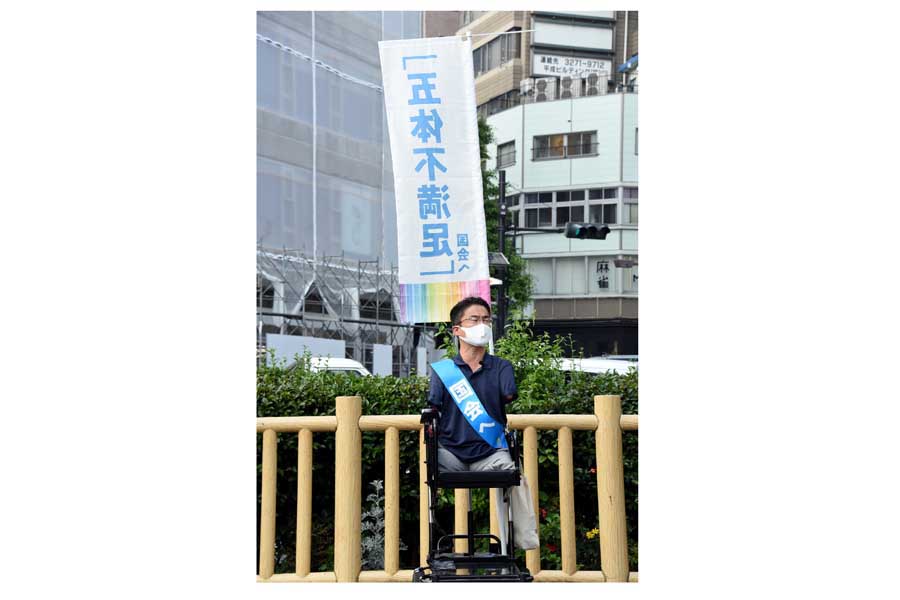 乙武さんの高性能「電動車いす」（画像：小川裕夫）