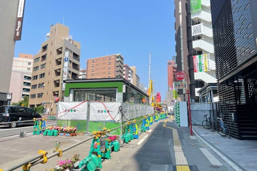 櫛田神社前駅の区間。建築工事の進行状況。地上部：地上出入り口上屋（画像：福岡市交通局）