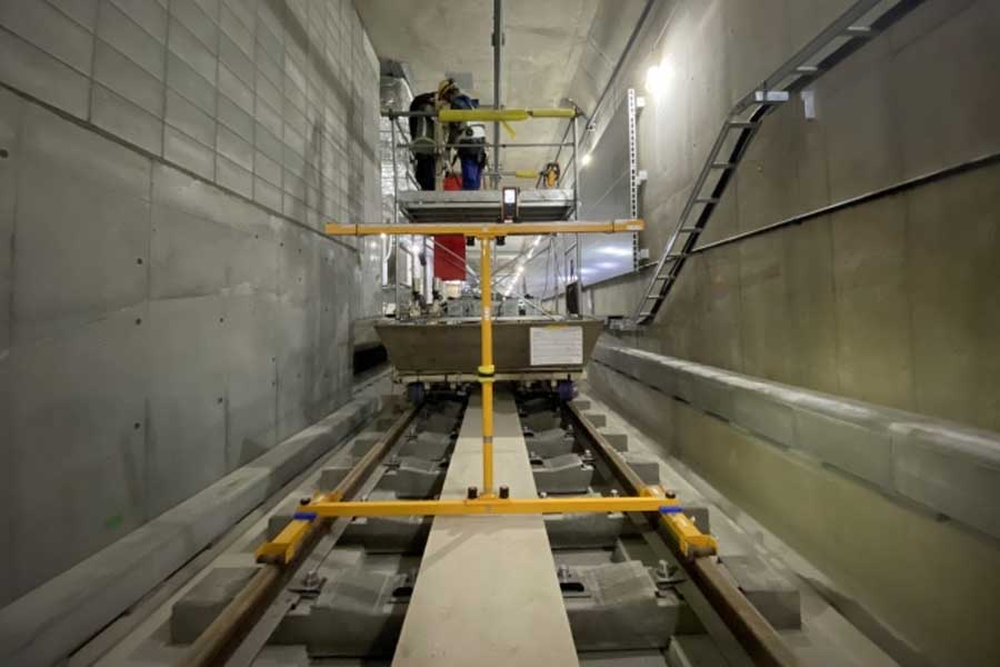 櫛田神社前駅の区間。電線路工事の進行状況。地下駅舎部：電車線調整の様子（画像：福岡市交通局）