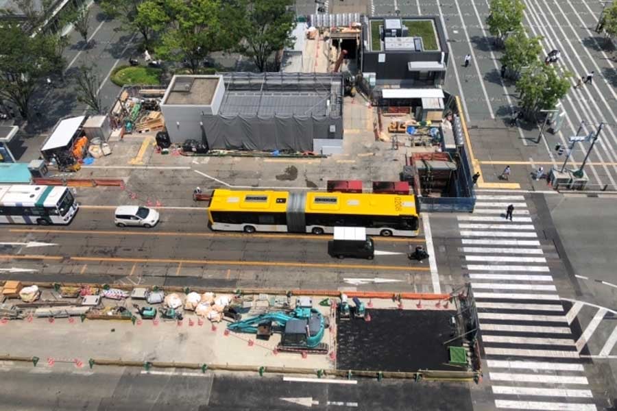 博多駅の区間。住吉通りの占用状況。地上部：工事現場ふかん（画像：福岡市交通局）