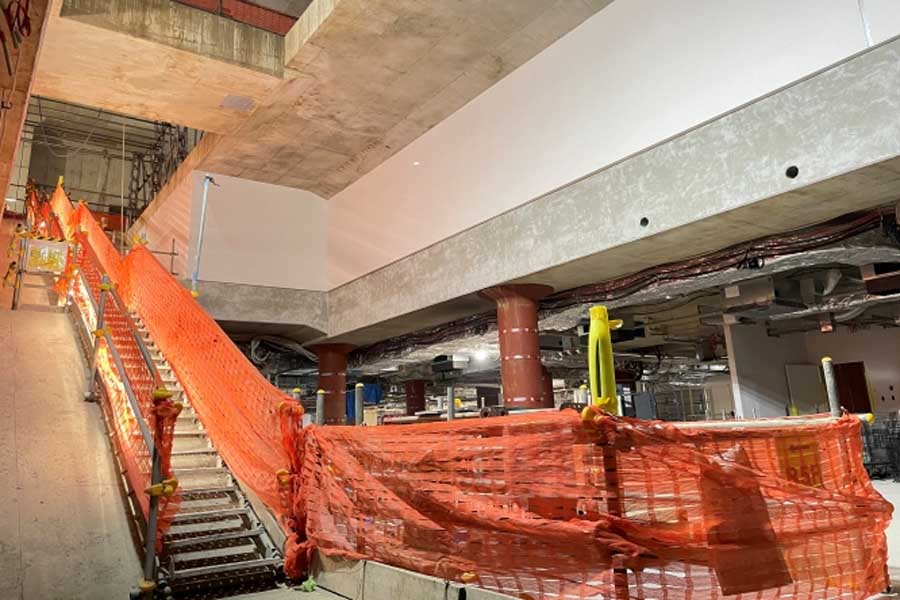 博多駅の区間。建築・設備工事の進行状況。地下駅舎部：コンコース（画像：福岡市交通局）