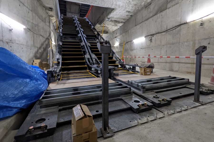 博多駅の区間。設備工事の進行状況。地下駅舎部：エスカレーター設置（画像：福岡市交通局）