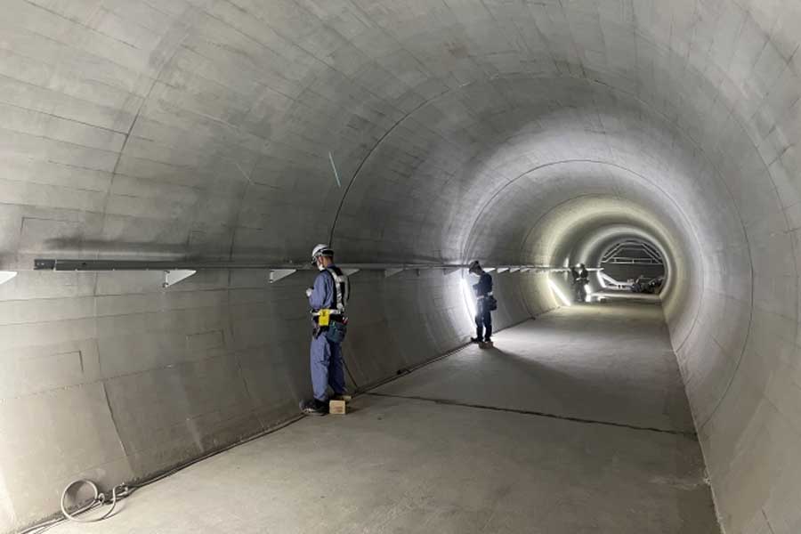 博多駅の区間。電線路工事の進行状況。連絡坑：電気配線用ケーブルラック設置（画像：福岡市交通局）