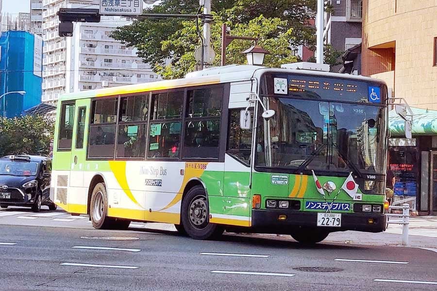 街中を走る都営バス（画像：増田剛己）