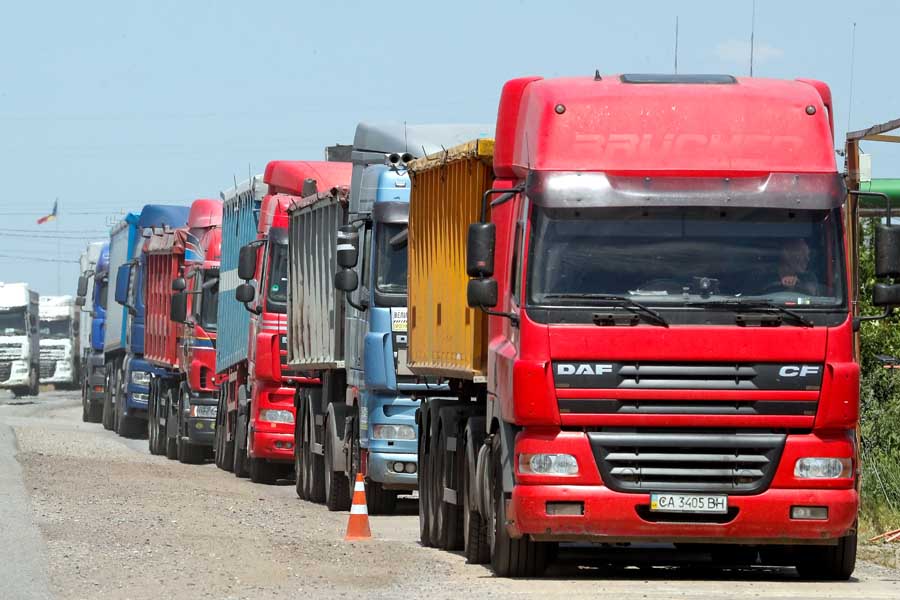 2022年6月7日、ウクライナ・モルドバ国境交差点パランカで、小麦を積んで処理を待つトラック（画像：EPA＝時事）