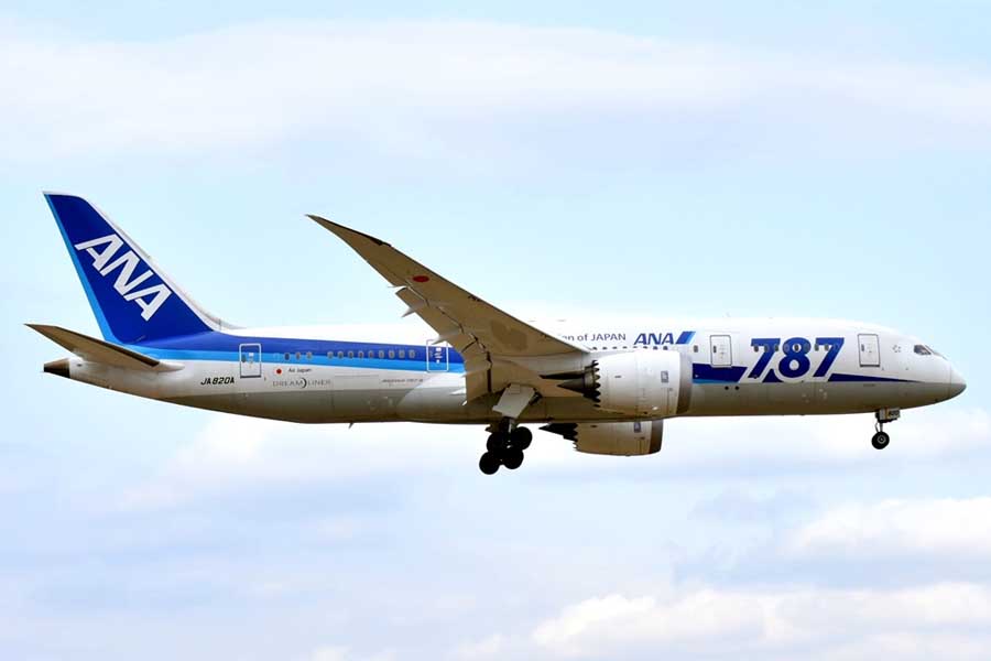 ANA国際線が飛躍したのは「787」導入が大きい。現在はこの787ロゴ機はない（画像：シカマアキ）