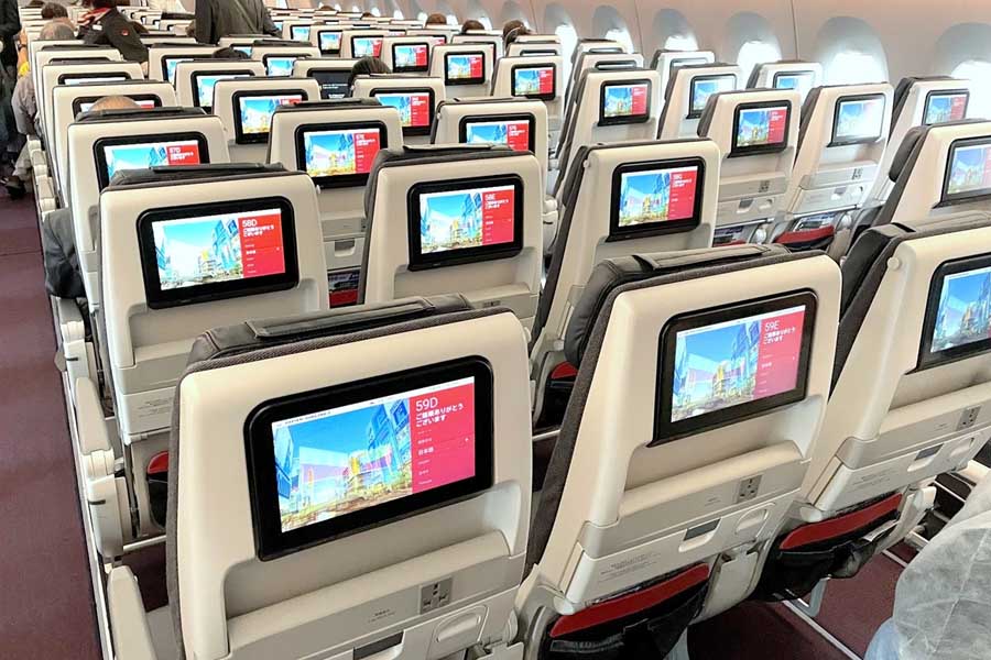 JALの国内線「A350」は座席に個人テレビモニターと電源付き（画像：シカマアキ）